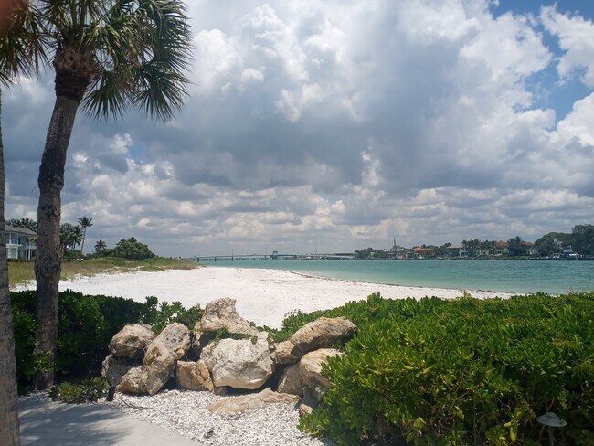Foto del edificio - 100 Sands Point Rd