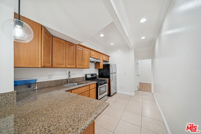 Building Photo - 6680 De Longpre Ave