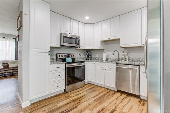 Building Photo - 2520 Glenmore Ct