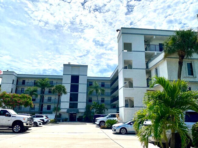 Building Photo - 7400 Ridgewood Ave