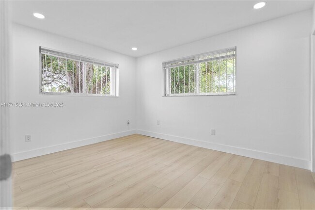 Foto del edificio - 2560 NW 122nd St