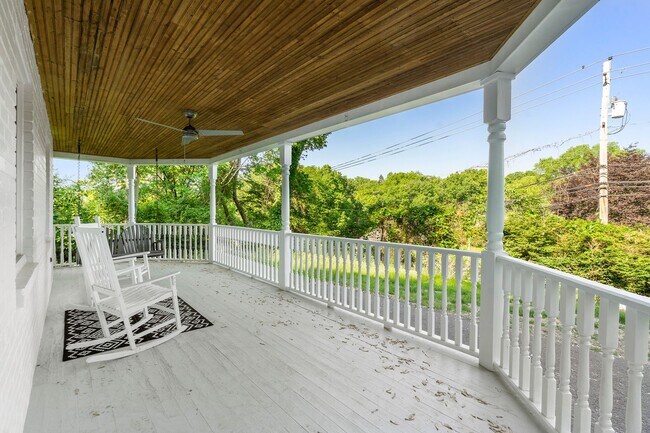 Foto del edificio - Beautifully Renovated 5 Bed/3 Bath Farmhou...