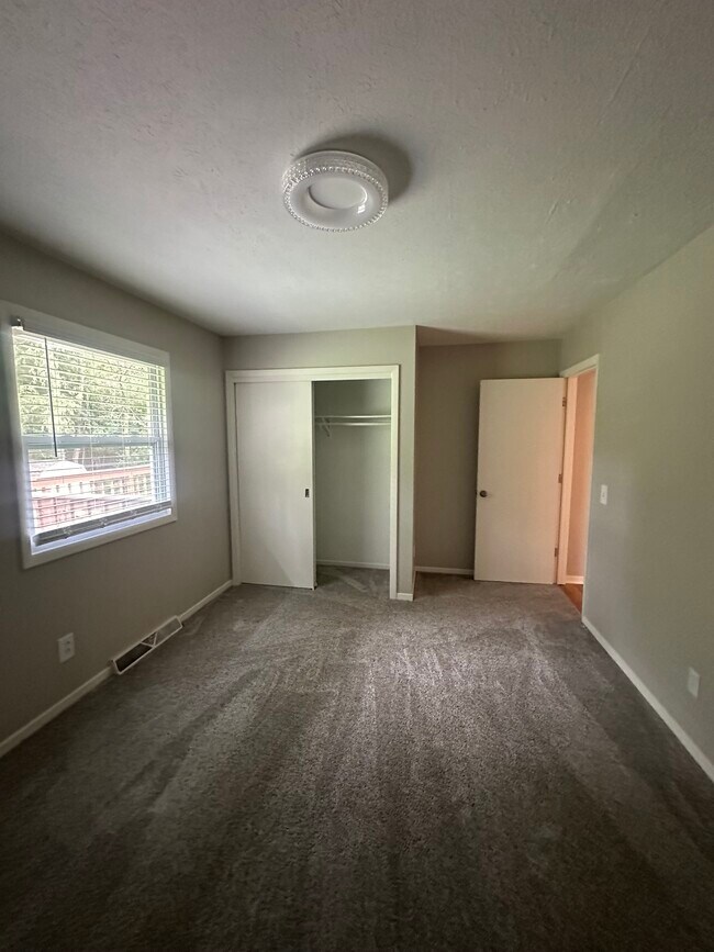 Foto del edificio - 8867 Lutz Ave NW