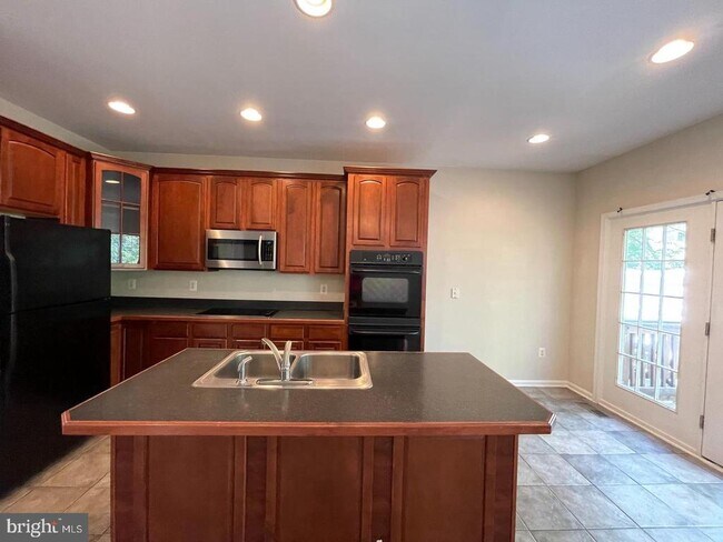 Foto del edificio - 107 Hemlock Dr