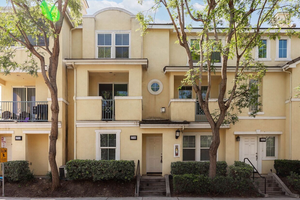 Primary Photo - Beautiful 3 bedroom townhome in Eastlake, ...