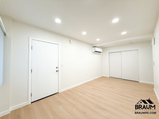 Foto del edificio - 15634 Leadwell St