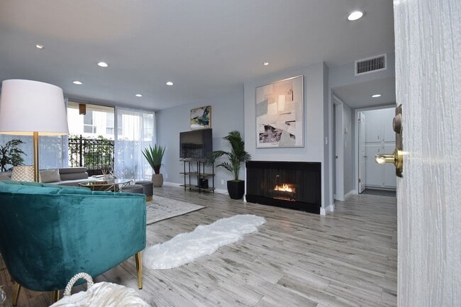 Building Photo - 1351 N Crescent Heights Blvd