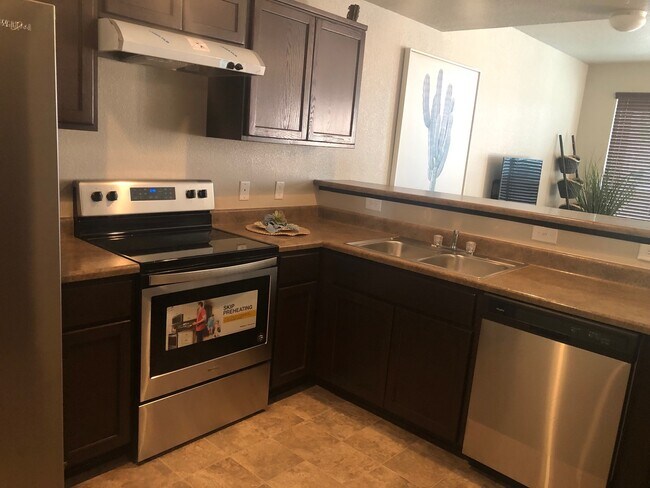 Building Photo - Fully Furnished- Eldorado Town Home