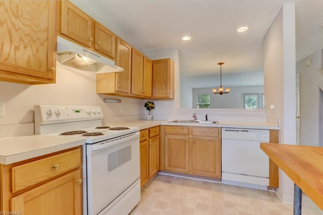 Building Photo - Amazing 2 bedroom 2.5 bathroom townhouse i...