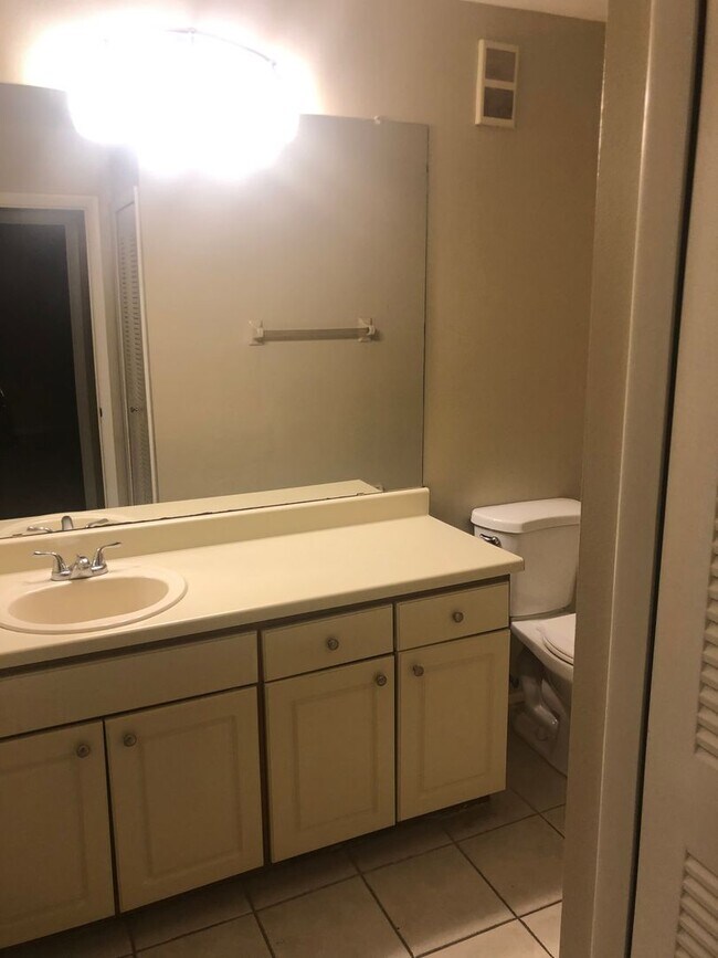 Foto del edificio - Spacious open floor plan 2/2 located in hi...