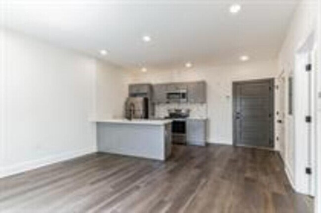 Foto del edificio - 7620 Ridge Ave
