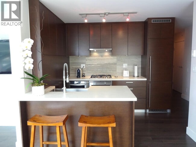 Building Photo - 535 Smithe St