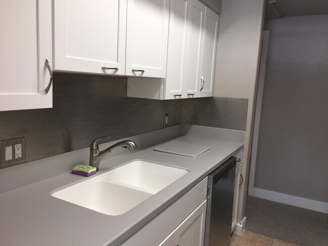 Building Photo - GREAT CONDO NEAR FREEWAY ACCESS!