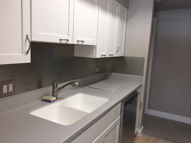 Foto del edificio - GREAT CONDO NEAR FREEWAY ACCESS!