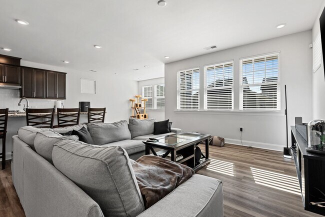 Foto del edificio - **Applications Pending** Available Early 2...
