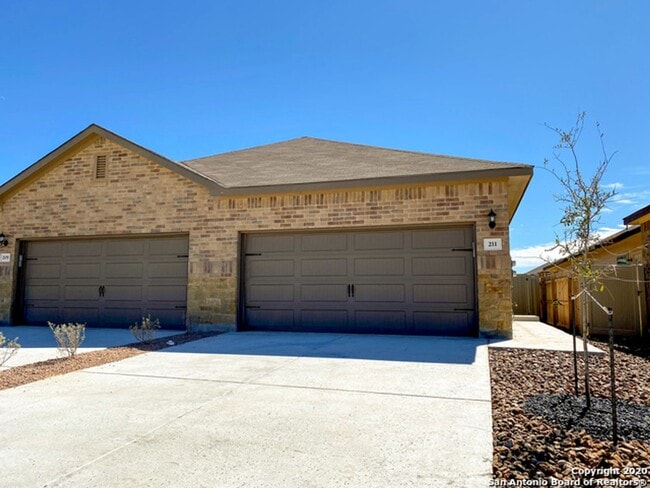 Building Photo - Luxury 3/2 duplex in NBTX