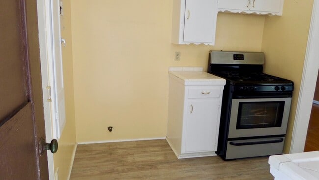 Building Photo - 1116 E Glenoaks Blvd
