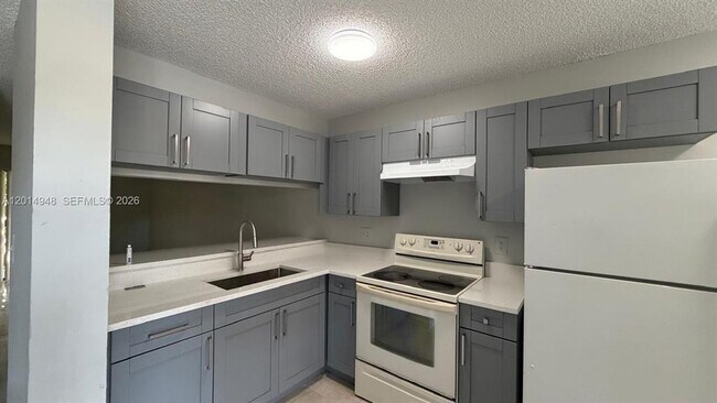 Building Photo - 4010 Lakeside Dr