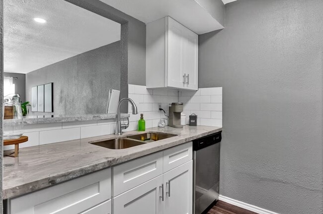 Foto del edificio - 17210 Imperial Valley Dr