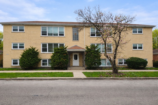 Building Photo - 5834 W Montrose Ave