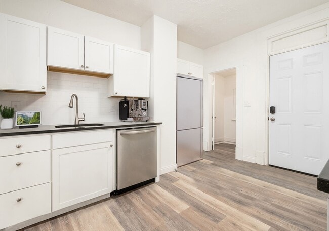 Building Photo - 409 E Markison Ave