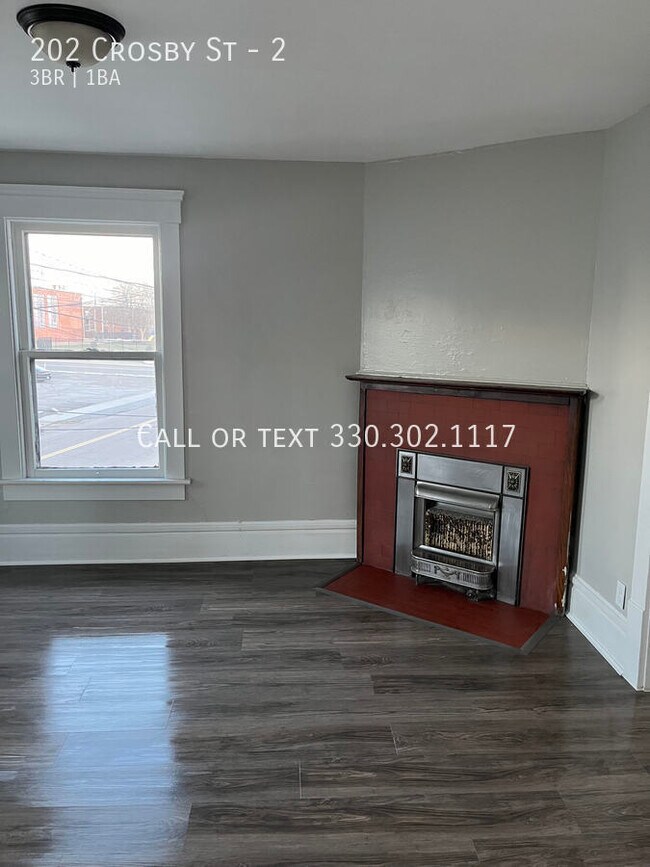 Building Photo - Three bedroom one bathroom second level ap...