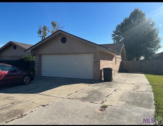 Building Photo - 211 Chantilly Dr