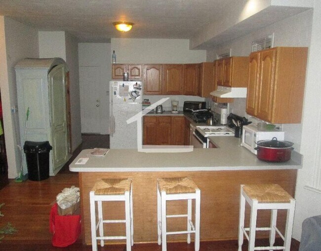 Foto del edificio - 3-BED 2-Bath One-Block off-Comm