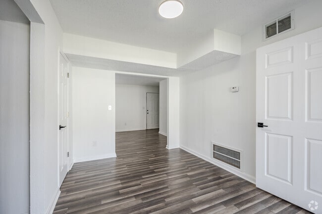 3BR, 2.5BA - 1275SF - Dining Room - Nissan Golden Gate