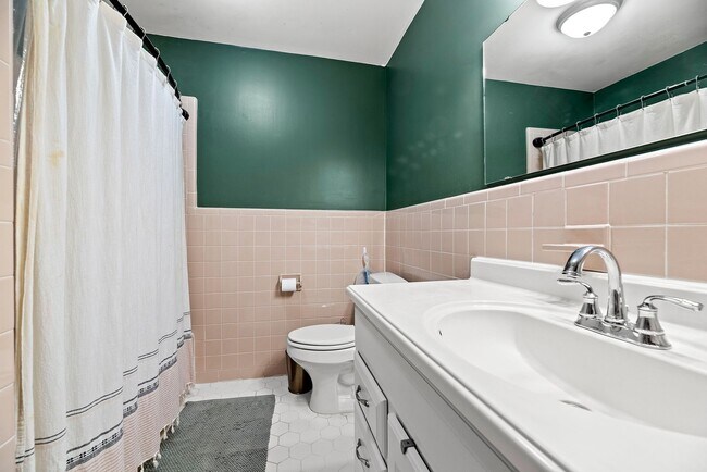 Building Photo - Gardening Enthusiasts 3 Bedroom 2Bath Drea...