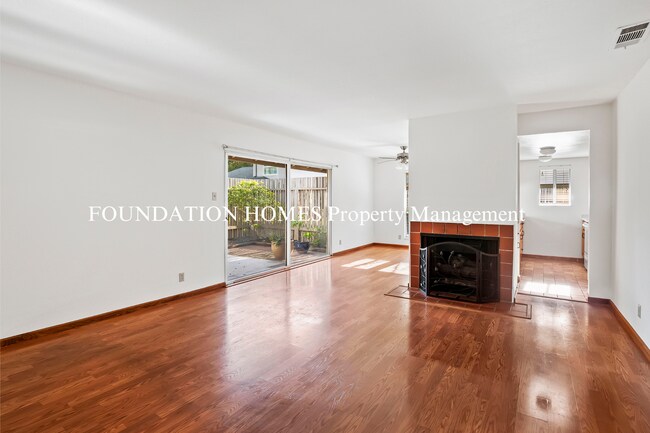 Foto del edificio - Light Filled 3BR/2BA End Unit in Marinwood!  Community Pool!  Covered Parking!  FOUNDATION