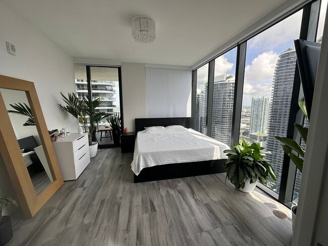 Building Photo - 1010 Brickell Ave
