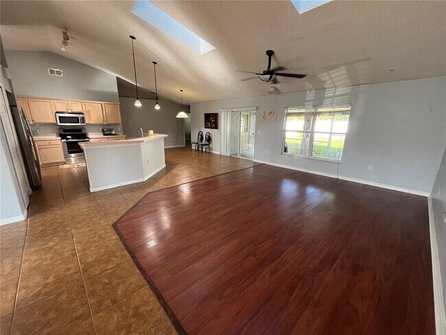 Building Photo - 4 Pin Oak Dr
