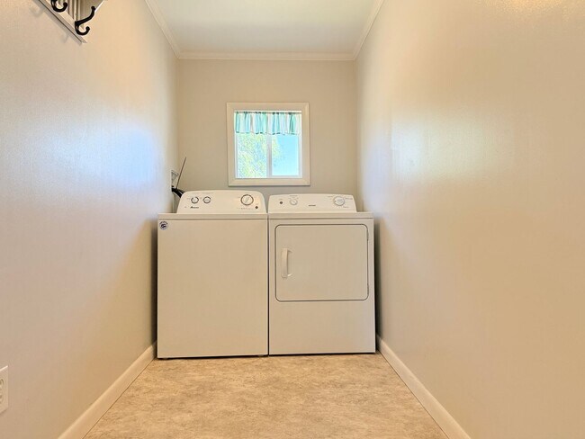 Foto del edificio - **COMING SOON**Quiet Living with Convenient Access In Ellendale!