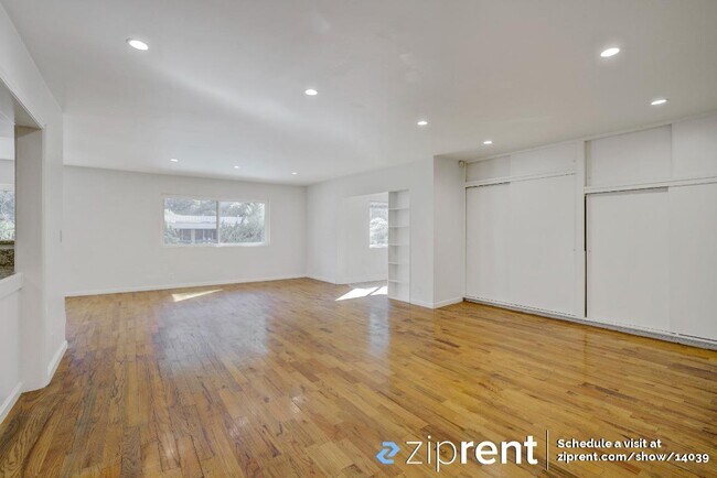 Foto del edificio - 6760 Hillpark Dr