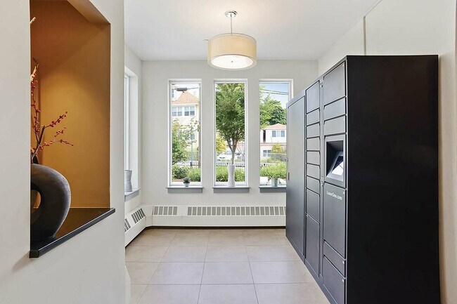 Casilleros seguros para paquetes - Charlesbank Apartment Homes