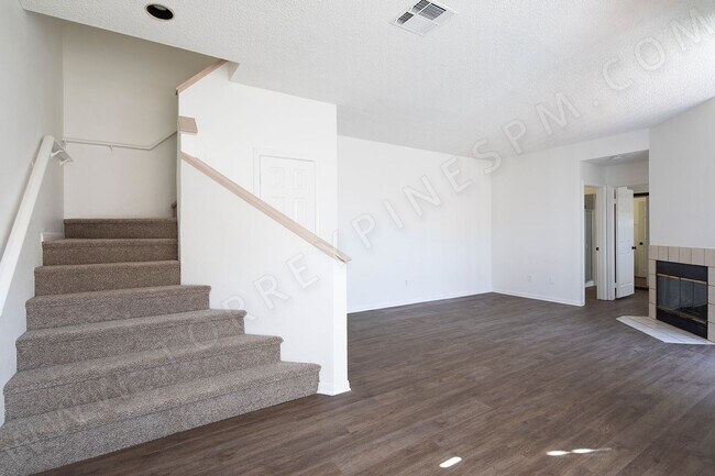 Foto del edificio - 1420 Hornblend St