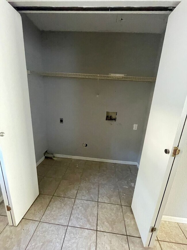 Foto del edificio - 655-657 W. Country Squire Ct.