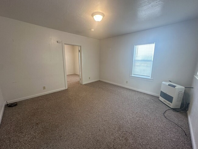 Building Photo - 2 bedroom, 1 bathroom House