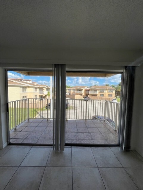 Foto del edificio - 4220 NW 79th Ave