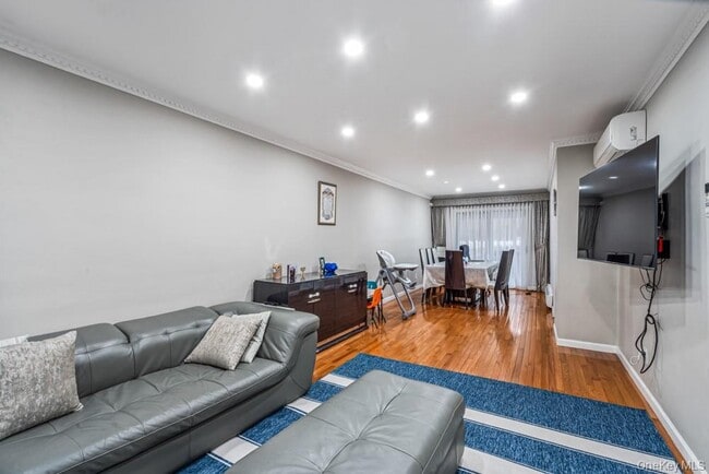 Foto del edificio - 95-25-95-67 67th Ave