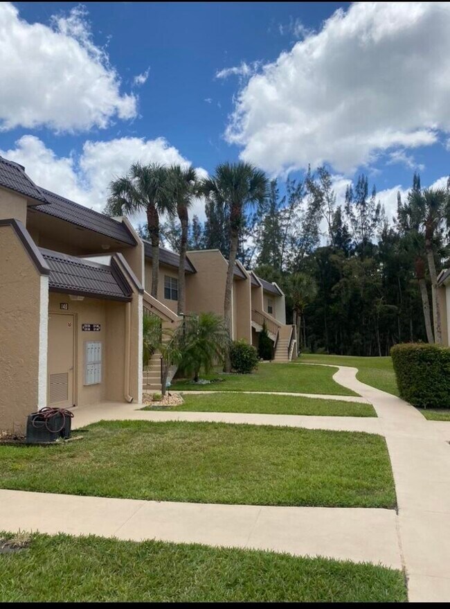 Building Photo - 140 Lake Meryl Dr