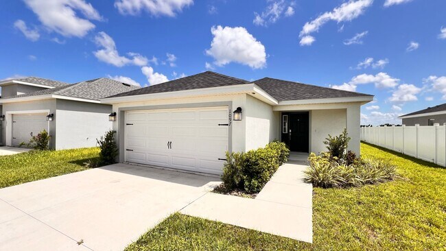 Foto del edificio - BEAUTIFUL 3-Bed, 3-Bath Home with Spacious...