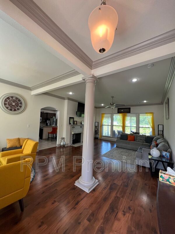 Building Photo - 18063 River Landing Dr
