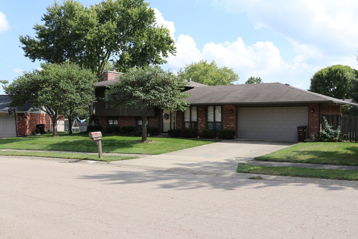 Building Photo - Four Bedroom Two & Half Bath Tri-Level home