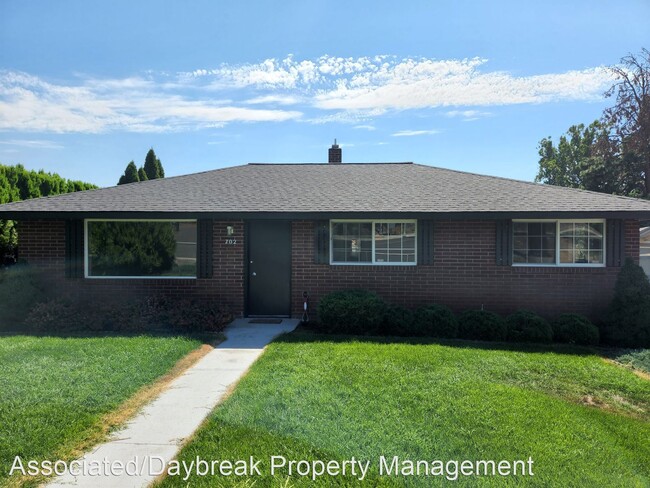 Building Photo - 3 br, 1.5 bath House - 702 W. Cherry Ave