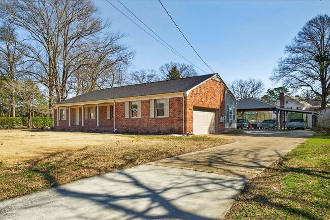 Building Photo - 2305 Lakewood Ln