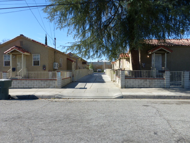 Building Photo - 1134 Acacia Ave