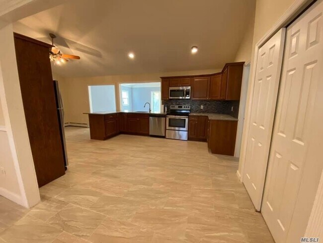 Building Photo - 44 Flintridge Dr