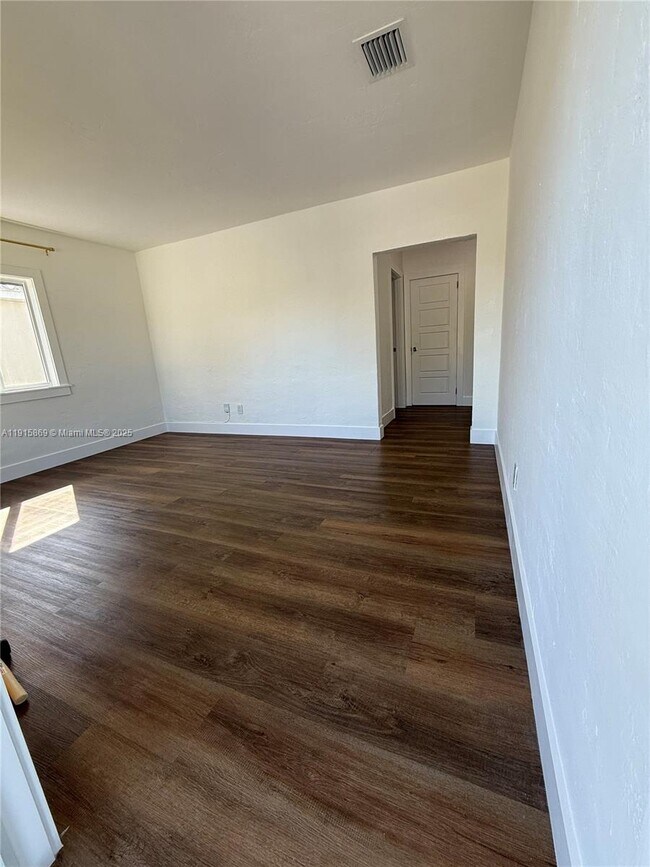 Building Photo - 2770 SW 34th Ct